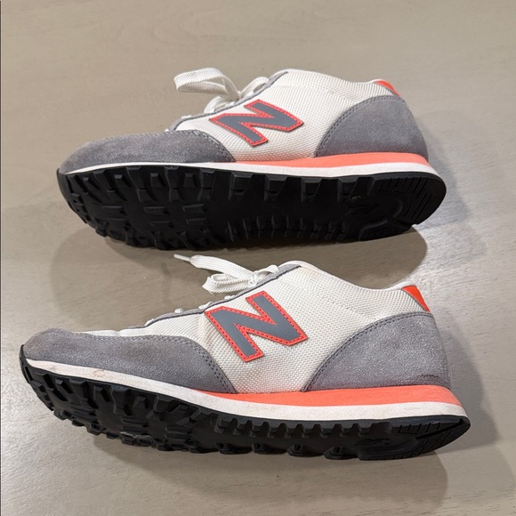 New Balance Gray and Peach Women's Sneakers - Picture 5 of 5